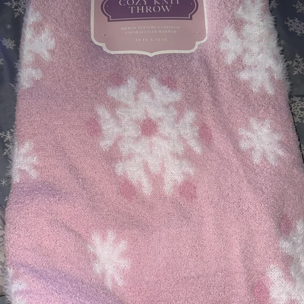 Twilight town, Christmas, pink and white snowflake fuzzy blanket